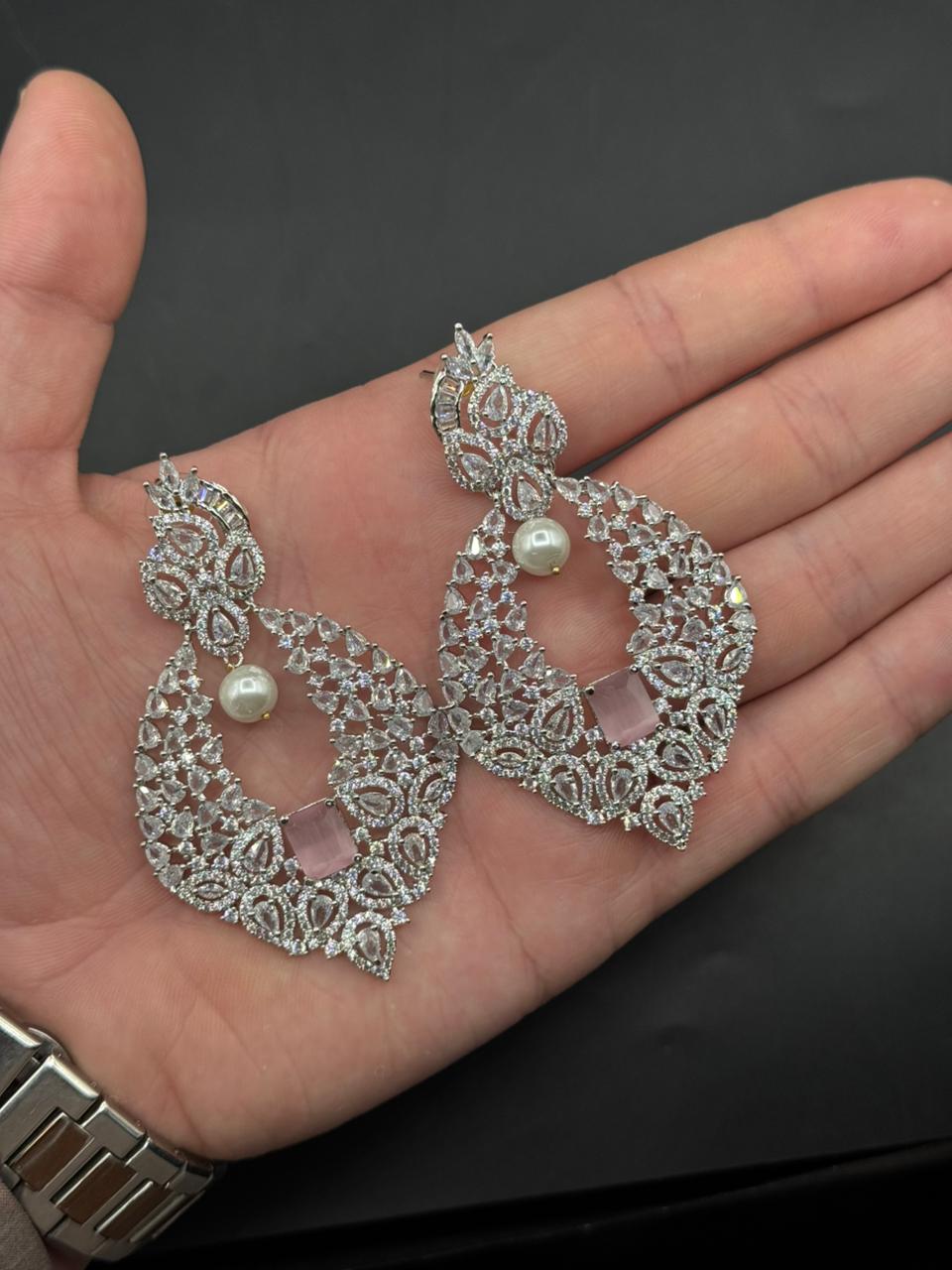 Statement Earing in one carat with semi precious stones