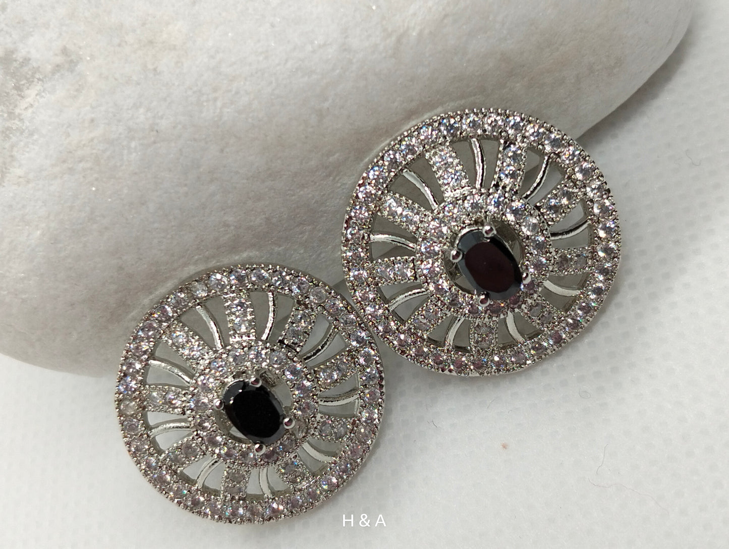 Stud circle in black stone