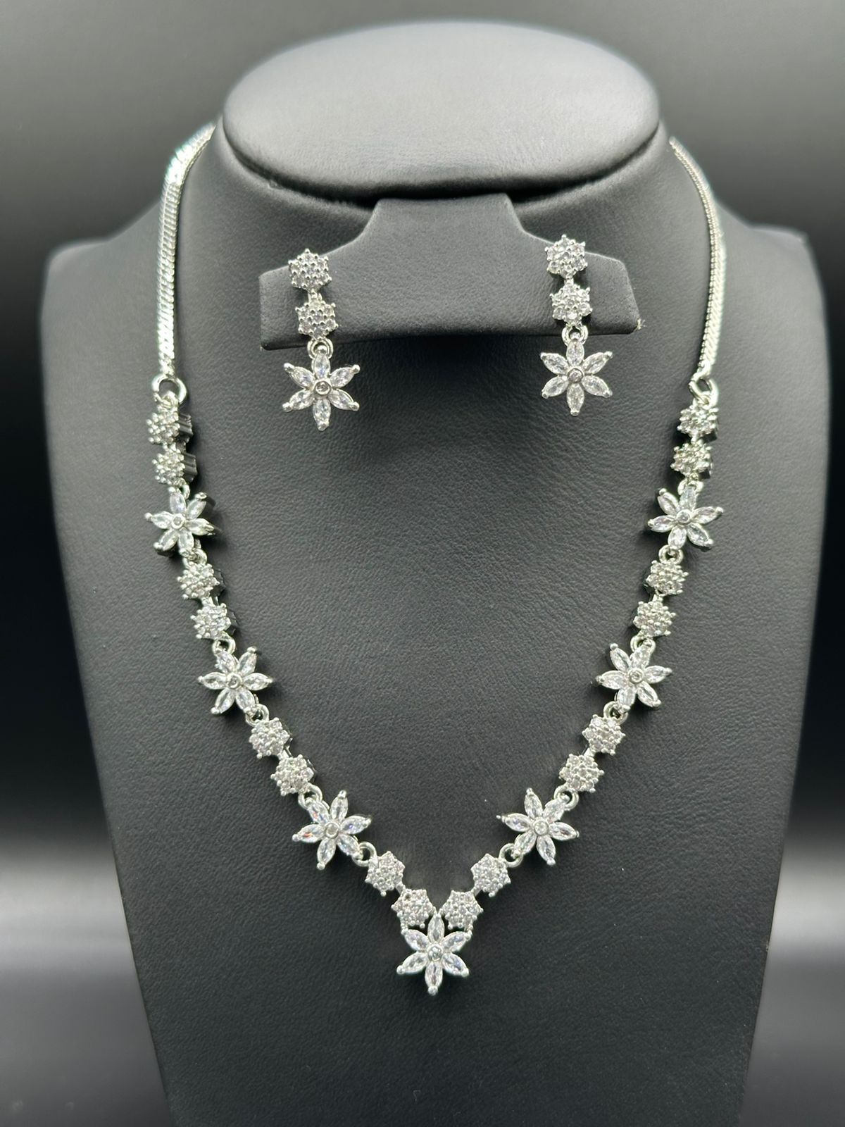 Floral Crystal Tide Minimal Necklace Set