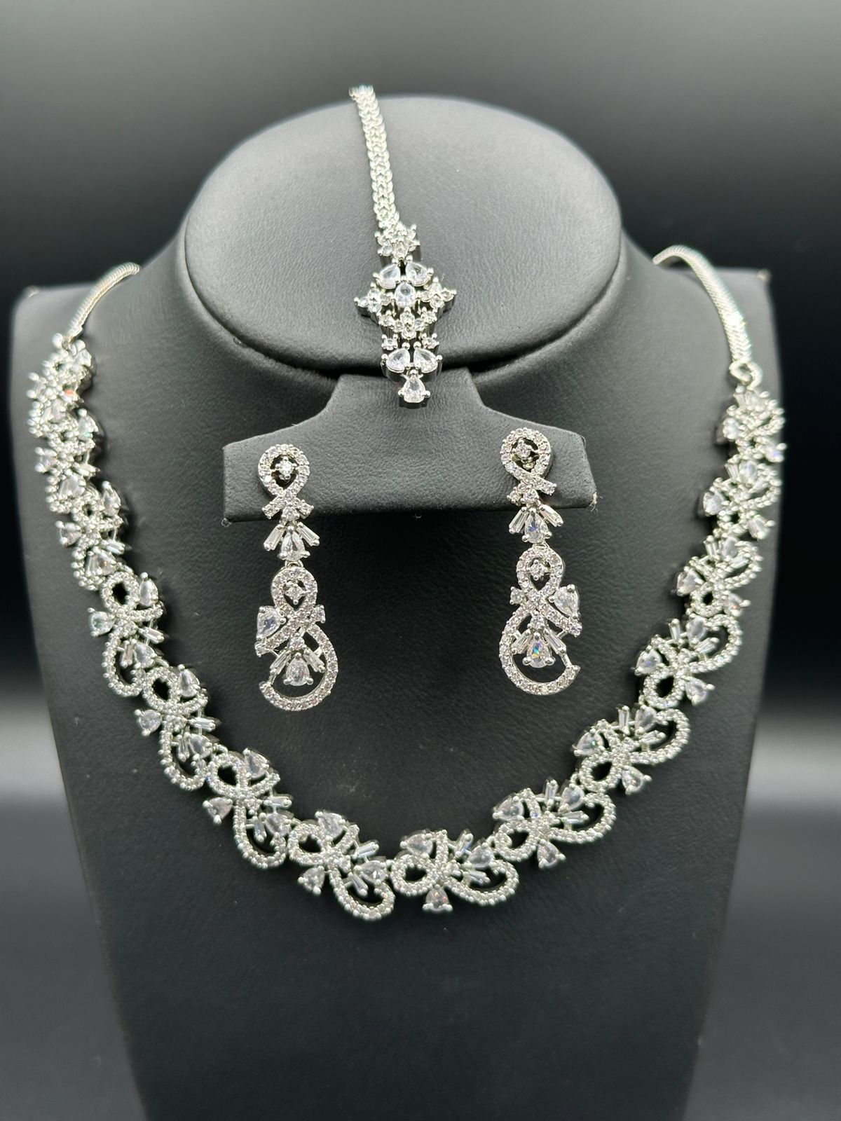 Royal Luster | Ornate Silver Lace Statement Necklace