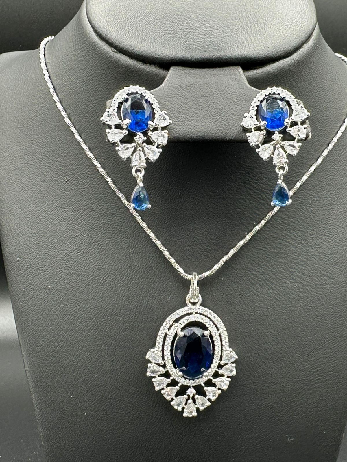 The Royal Azure | One Carat Blue & Silver Pendent Set
