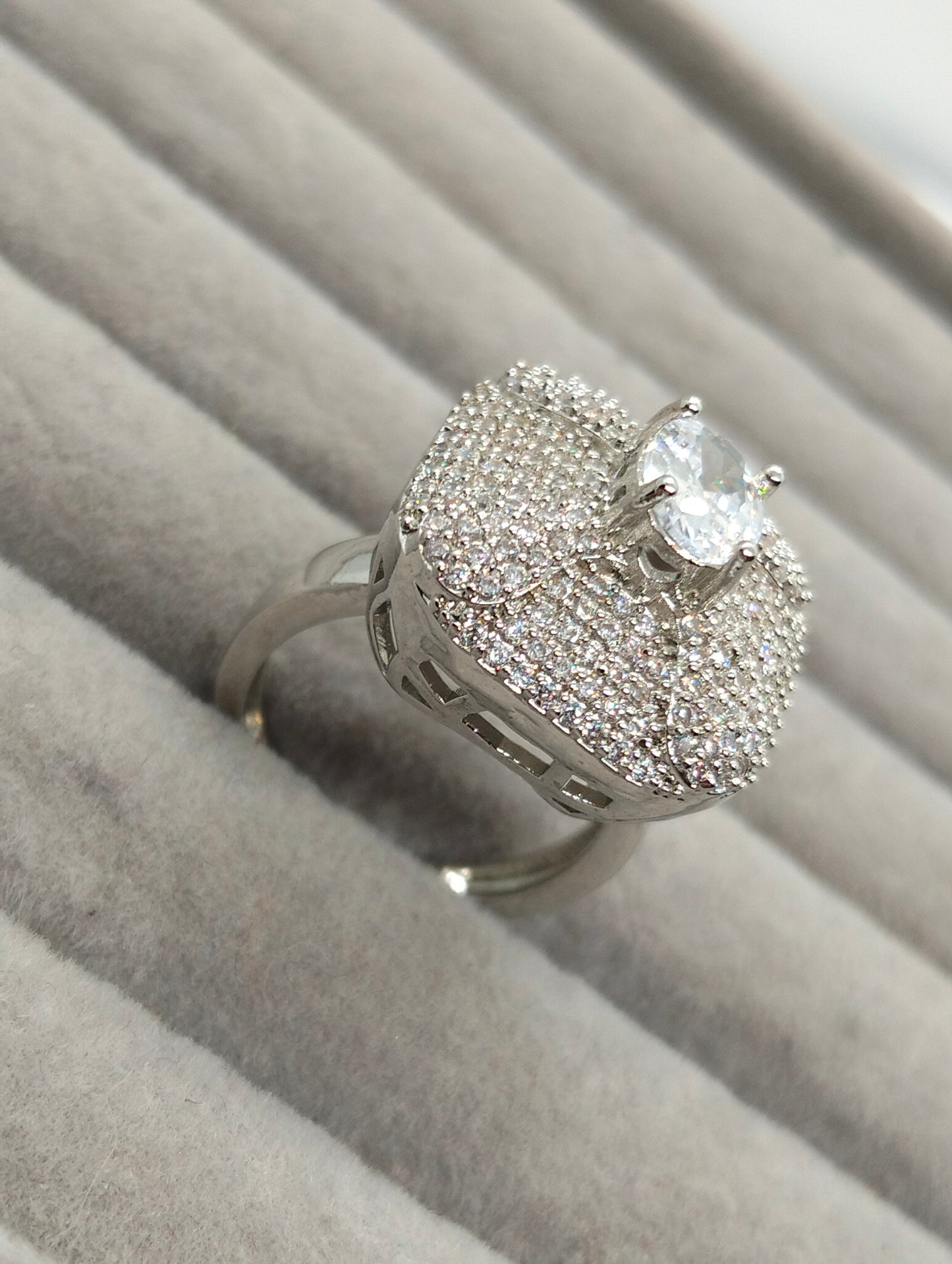 One carat silver rhodium plated ring in white stone adjustable