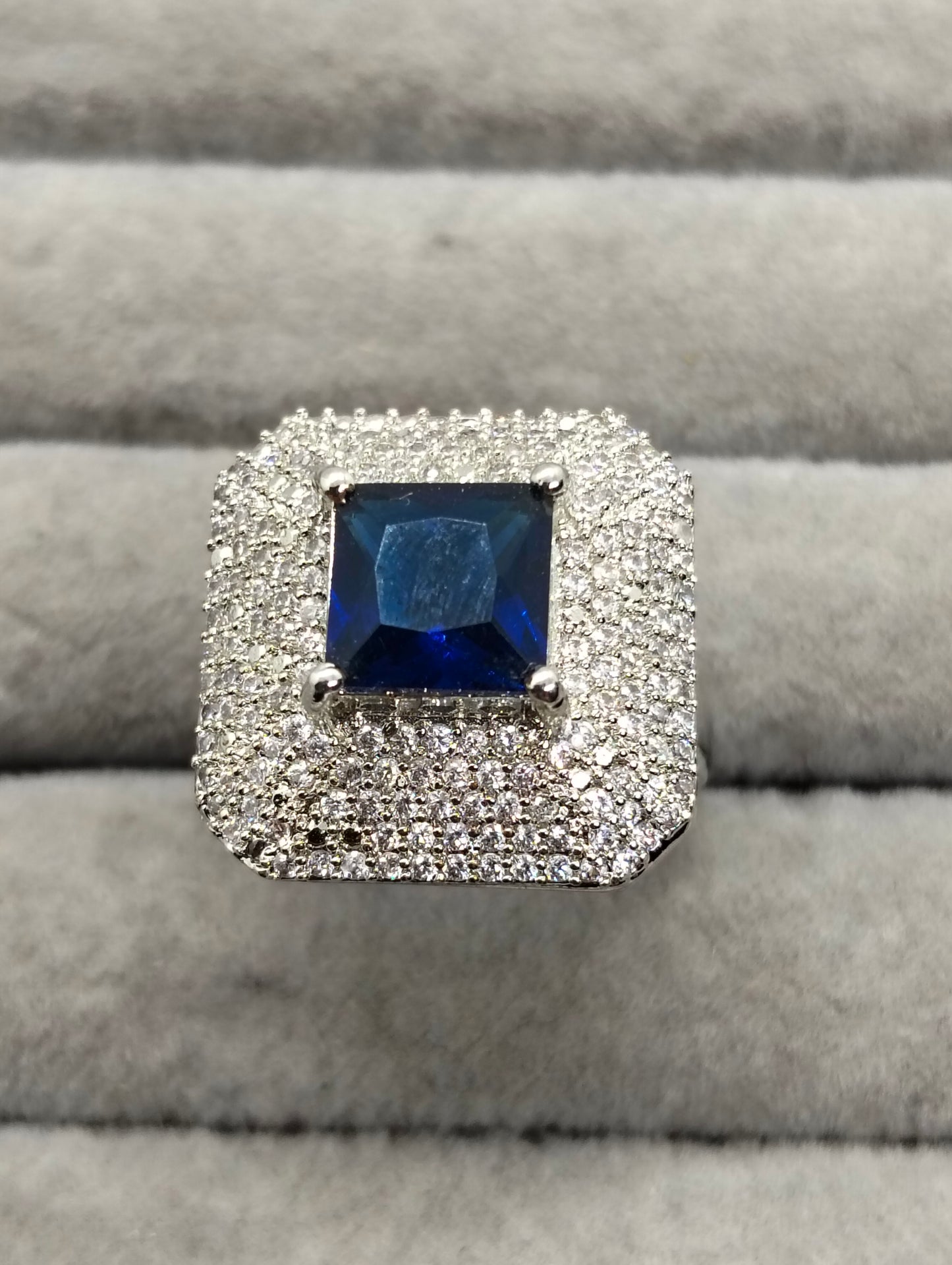 Blue stone adjustable ring in one carat silver rhodium plated