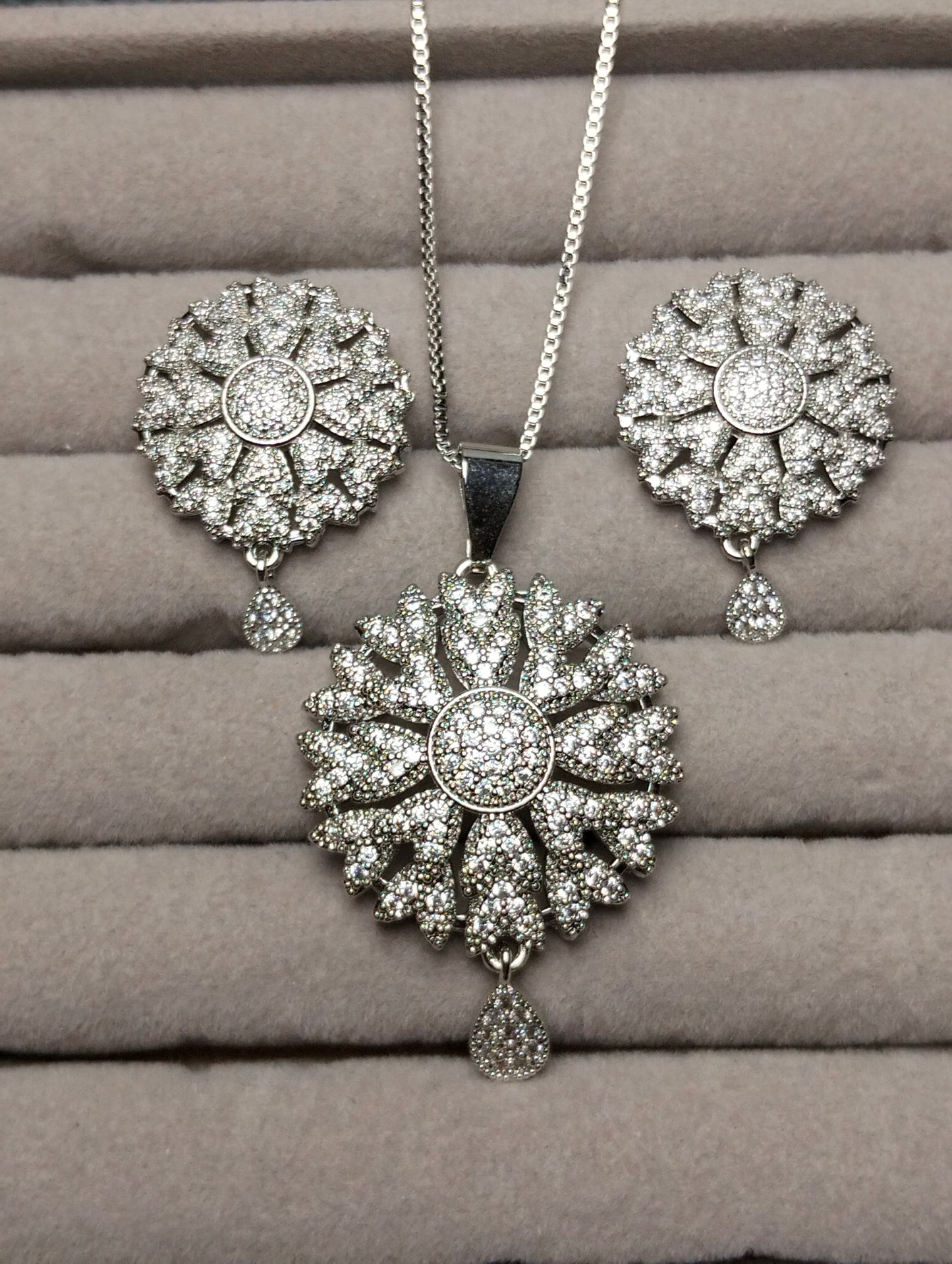 Stainless steel pendant set