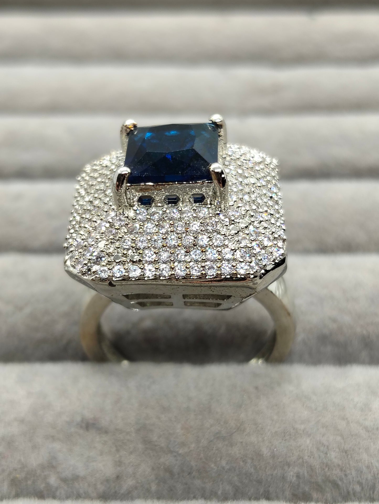 Blue stone adjustable ring in one carat silver rhodium plated