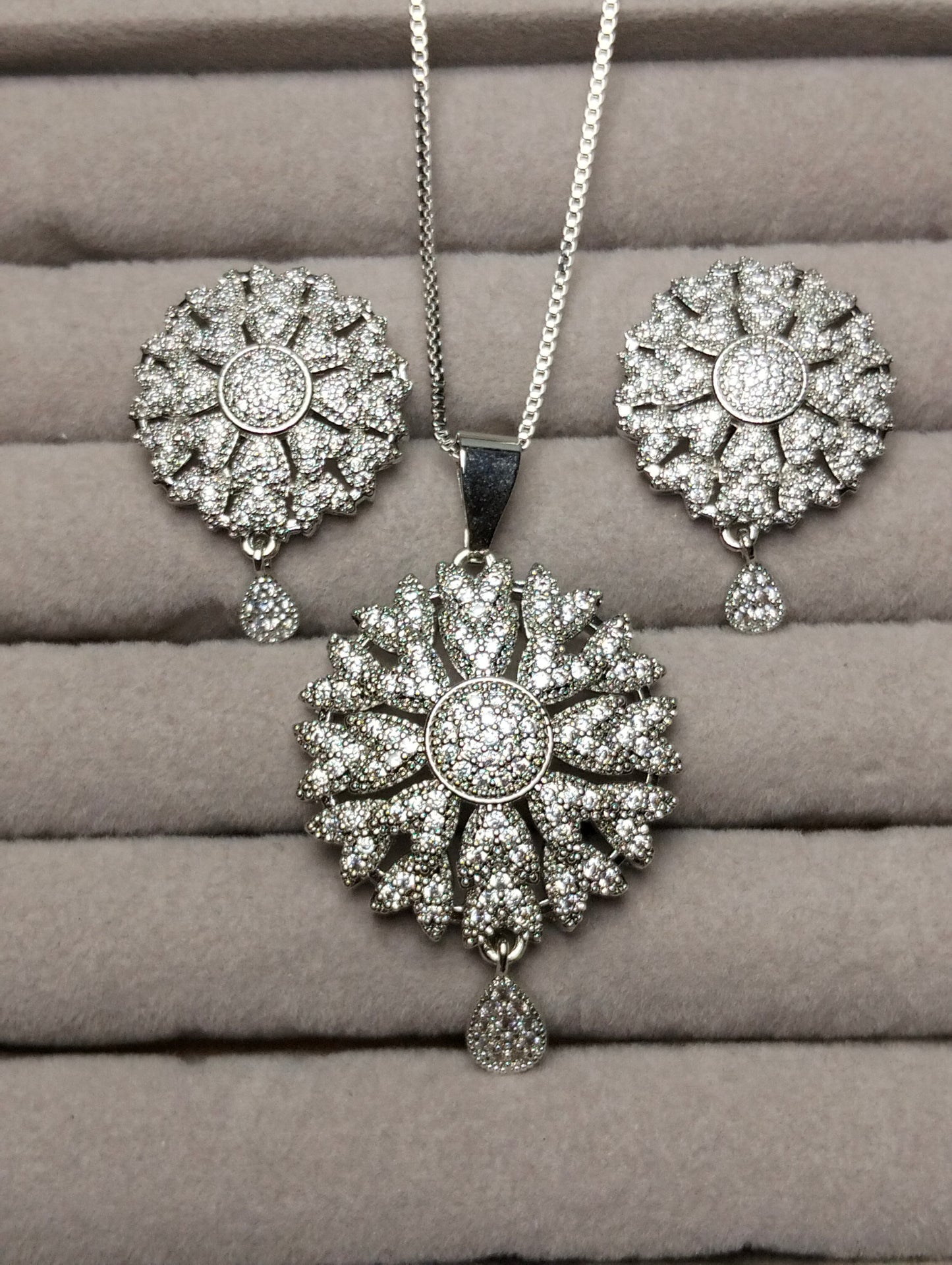 Stainless steel pendant set