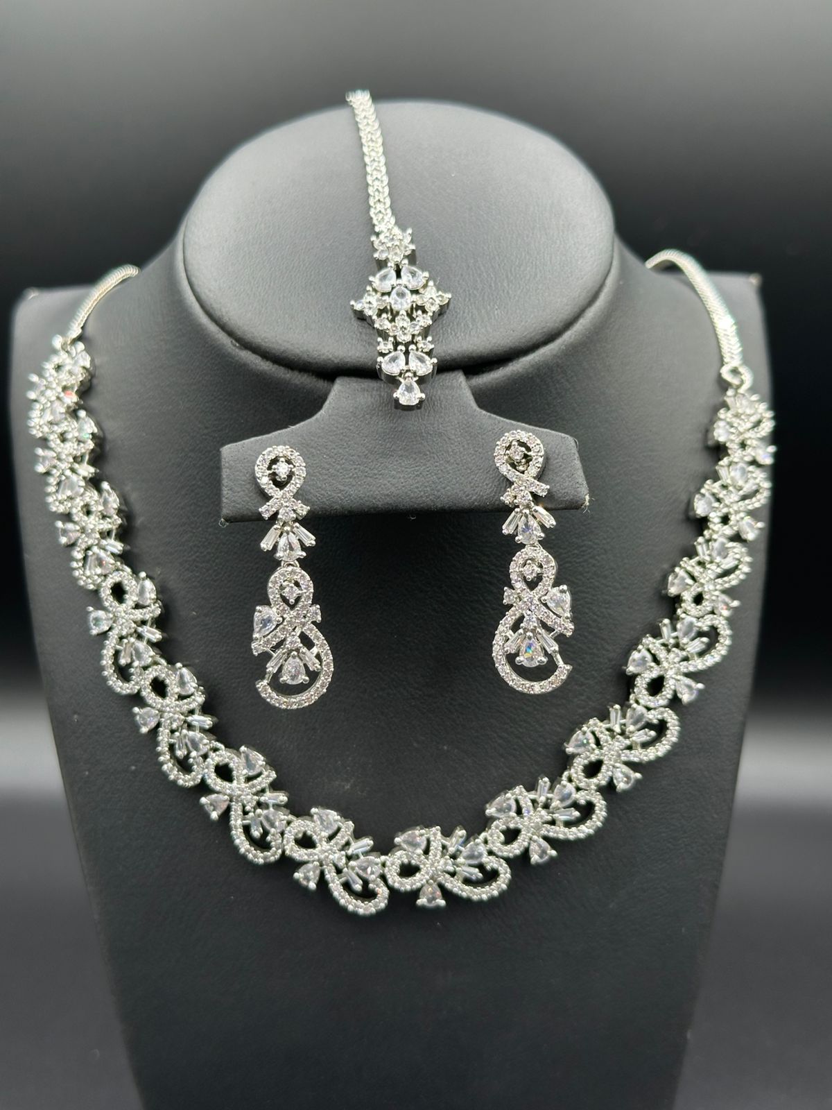 Royal Luster | Ornate Silver Lace Statement Necklace