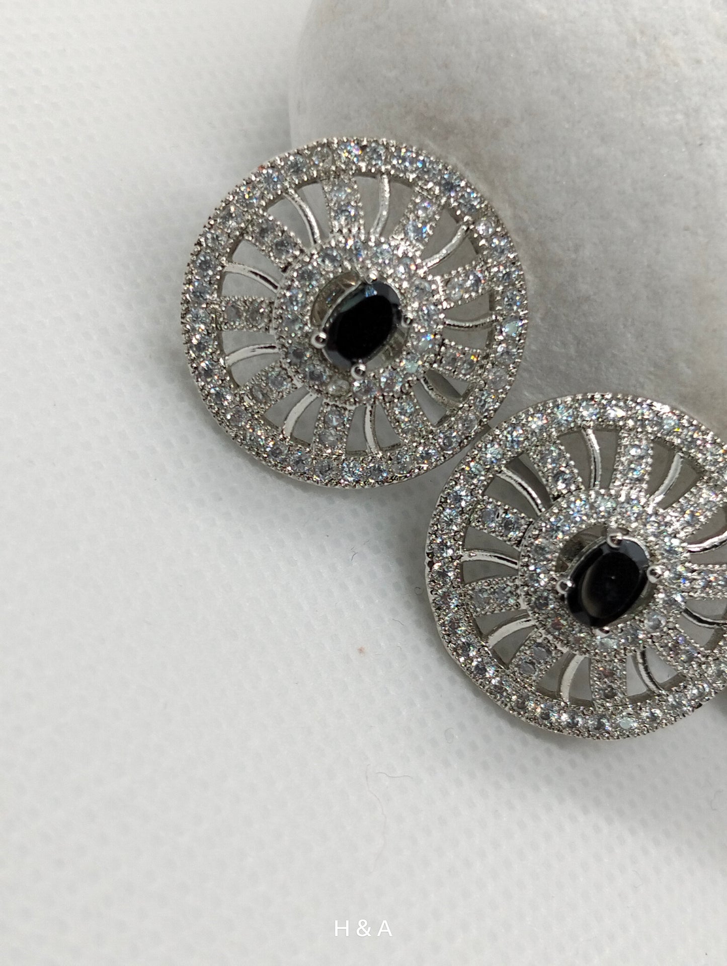 Stud circle in black stone