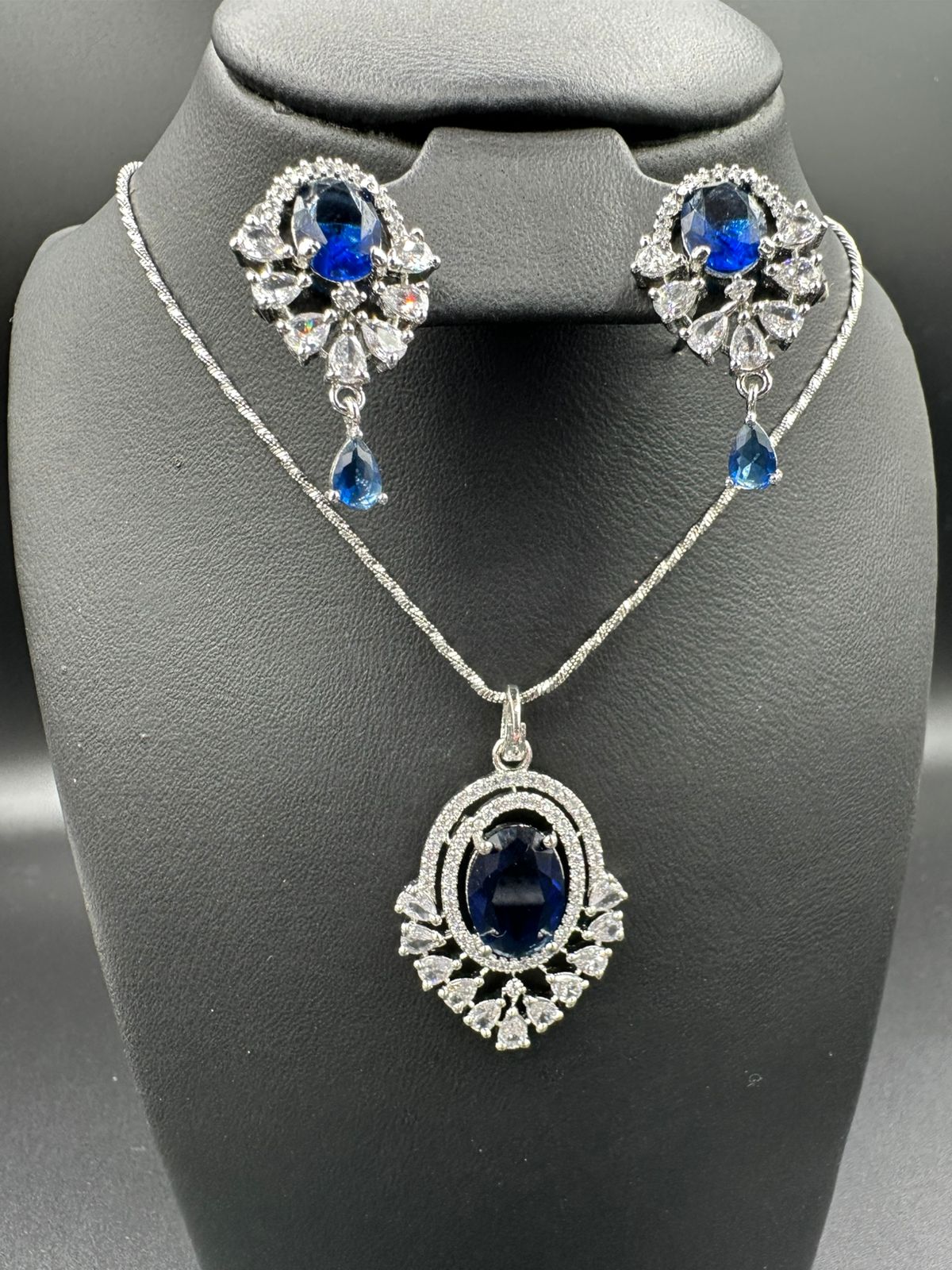The Royal Azure | One Carat Blue & Silver Pendent Set