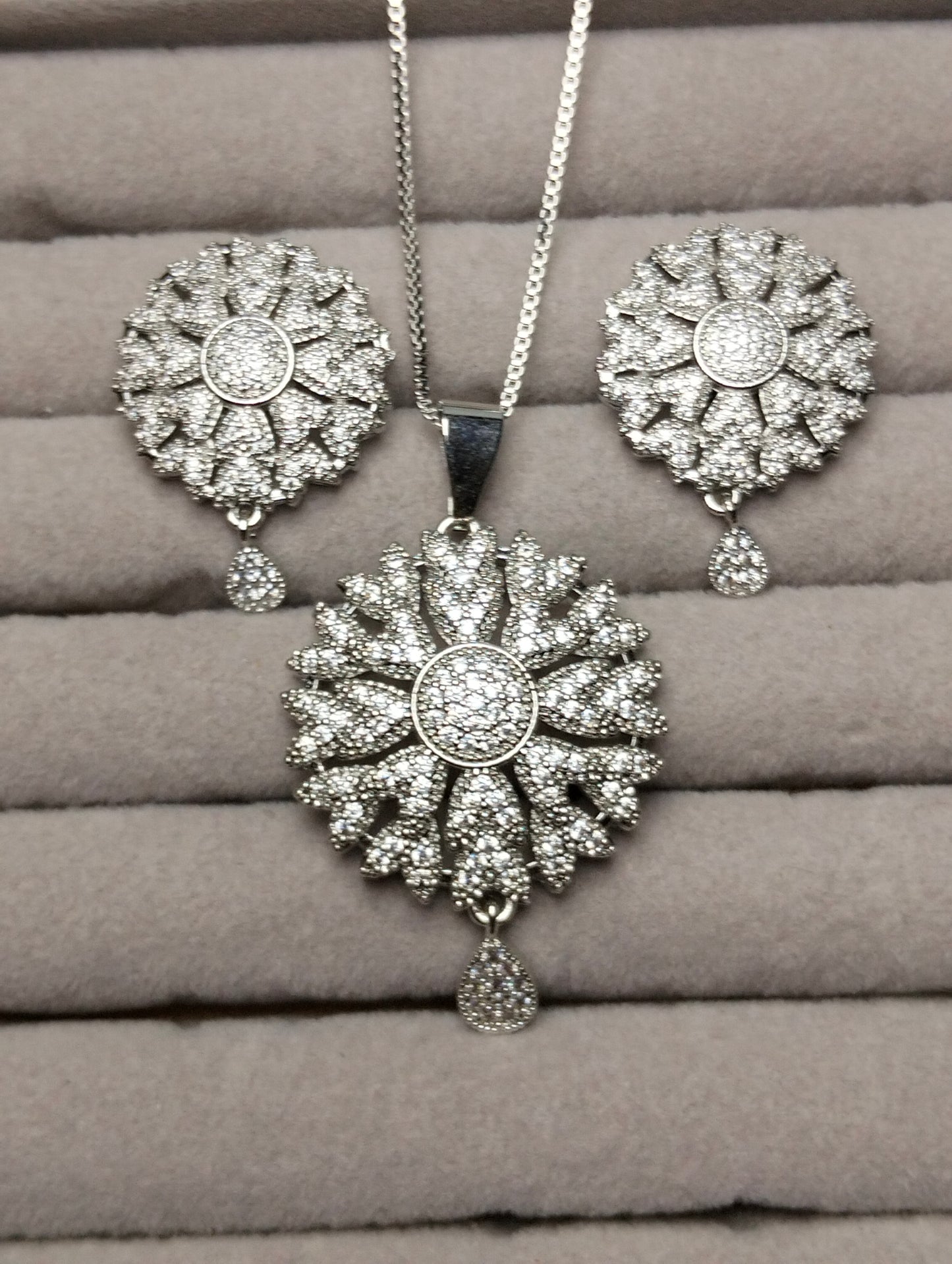 Stainless steel pendant set