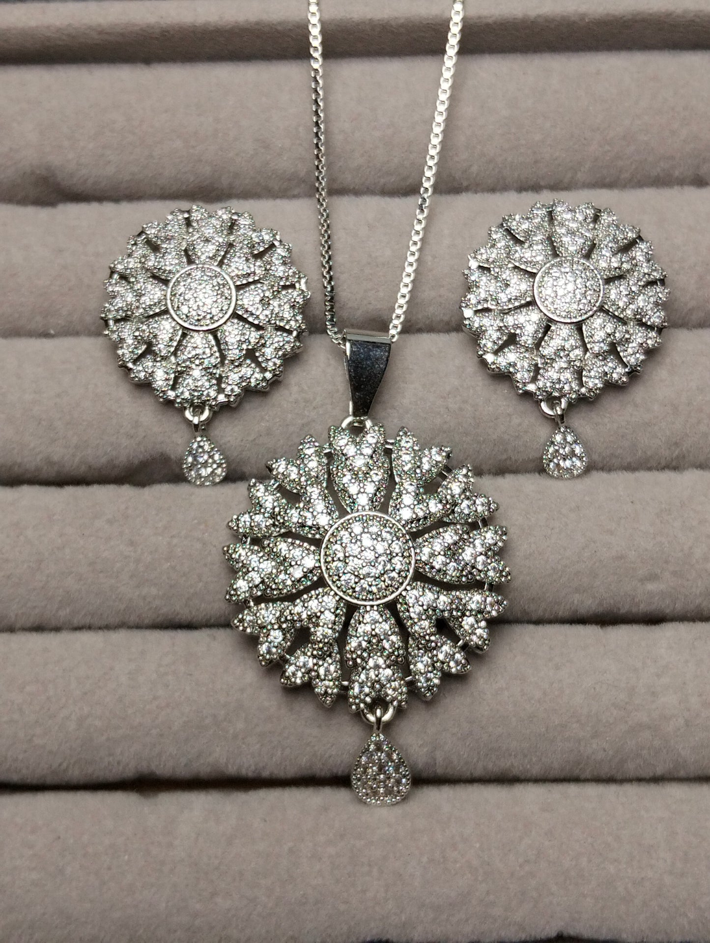Stainless steel pendant set