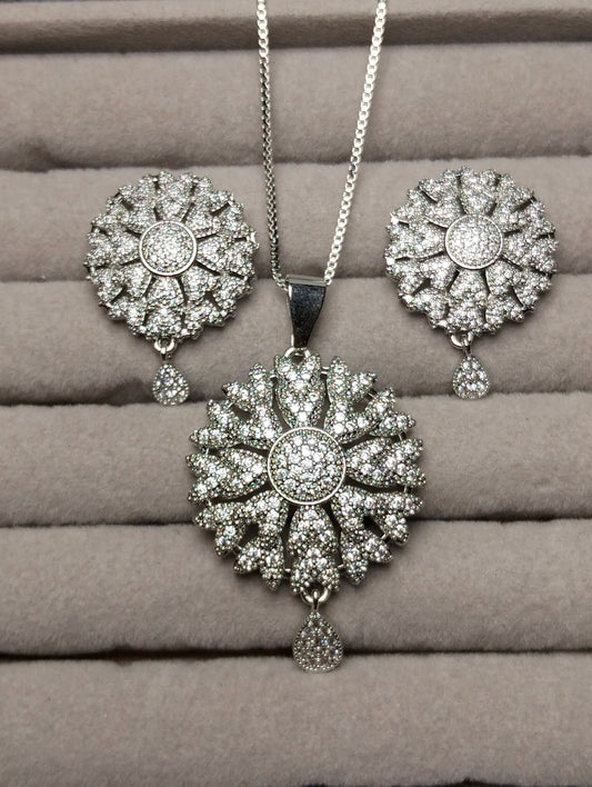 Stainless steel pendant set