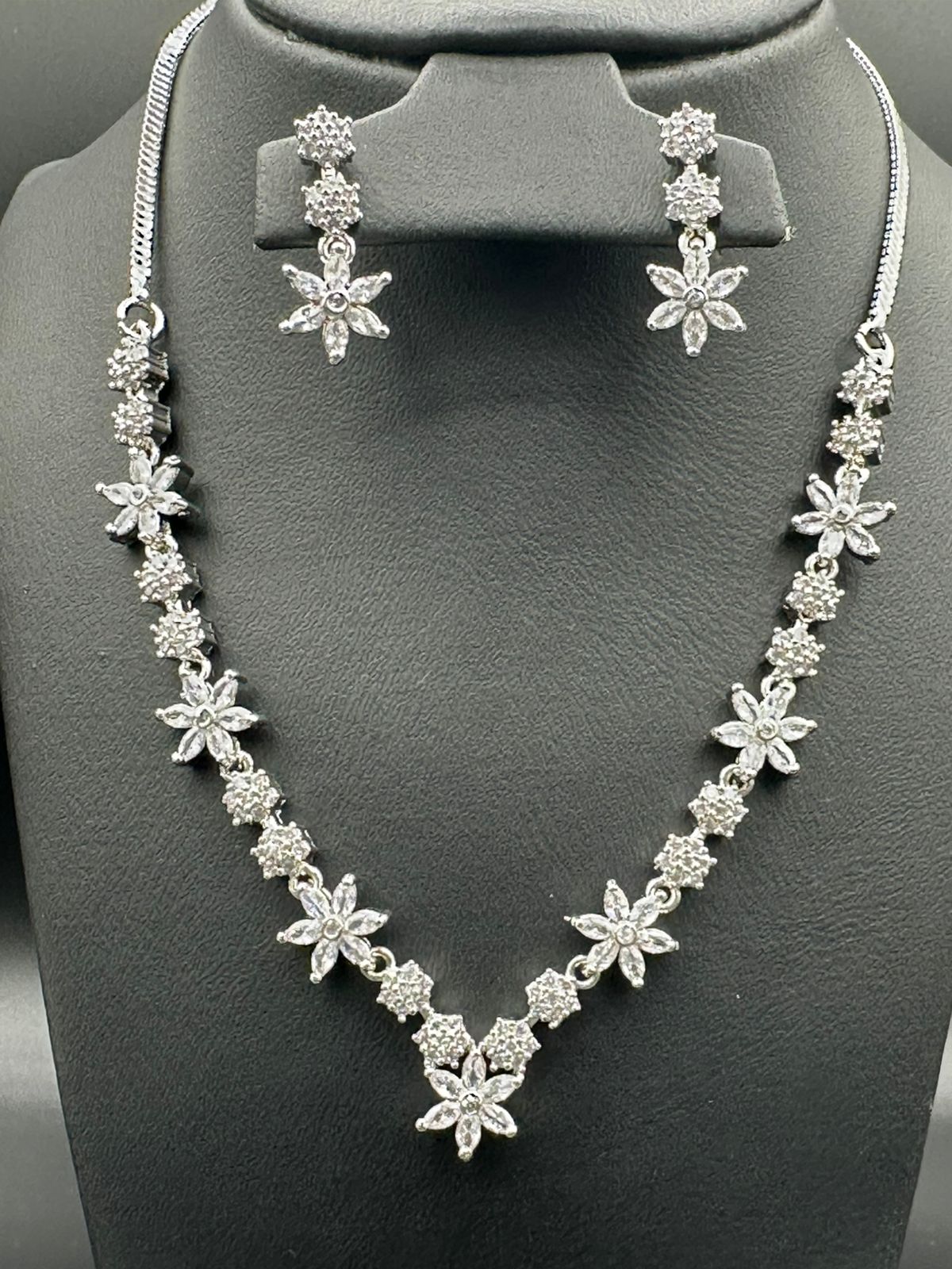 Floral Crystal Tide Minimal Necklace Set