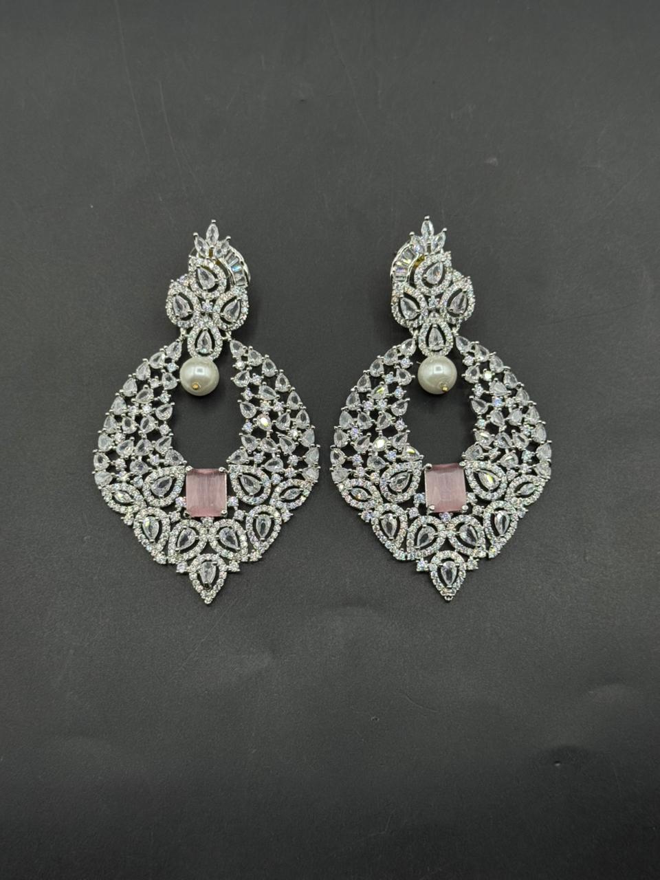 Statement Earing in one carat with semi precious stones